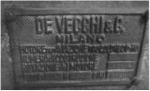 De Vecchi, Detalle de la placa del Colombo