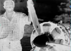 Allan Fillary junto a su motor radial