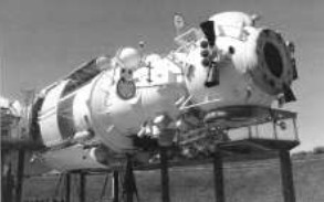 Habitable module with a battery of maneuvering rocket engines