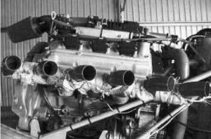 Motor V6 de Isuzu sobre un pequeño Spitifre Mk26