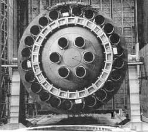 Size of the N-1 rocket, see people below