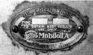 Engine plate with emphasis of lubricating oil