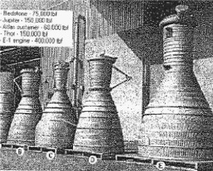 Foto de cinco motores de Rocketdyne