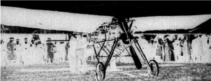 El Mayﬂy con motor Saunderson
