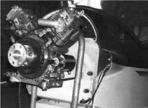 El mismo motor en el cortafuegos del avión