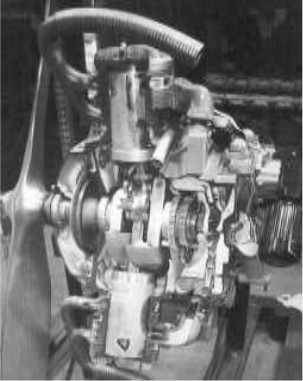 El lado LH del motor XR-794S está maravillosamente seccionado