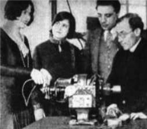 D’Angelo mostrando su dispositivo