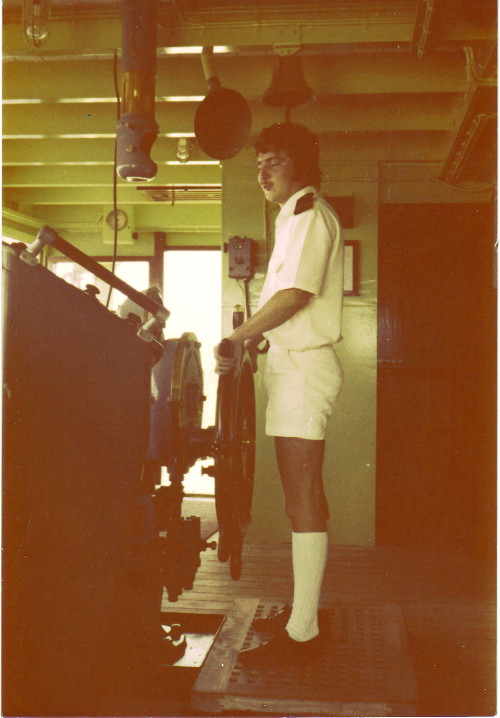 Theo al timón